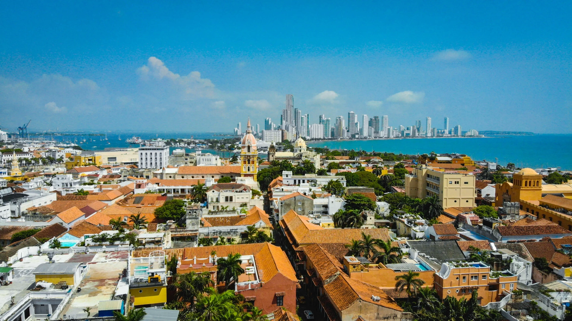 Cartagena de Indias: vista panorámica del Centro Histórico con la Catedral, techos coloniales y el mar Caribe